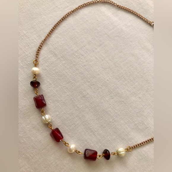 Handmade golden choker necklace with red beads and faux-pearl - Picture 2 of 4